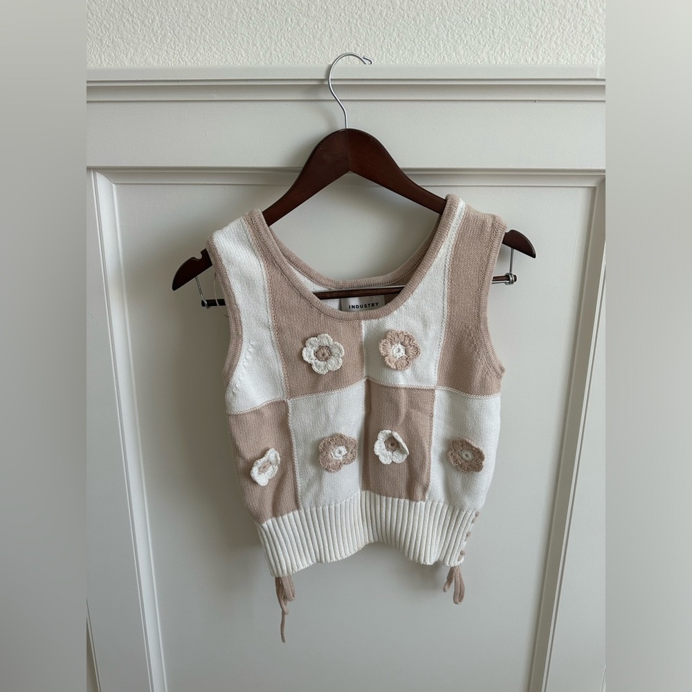 New with tags, super cute spring/summer top with flowers